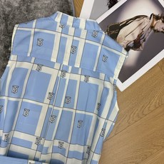 BUR家 2026夏季新款 蓝色格纹无袖衬衫裙 品牌标志性TB字母与格纹元素巧妙融合 浅蓝底色搭配清爽白 BUR家 2026夏季新款 蓝色格纹无袖衬衫裙 品牌标志性TB字母与格纹元素巧妙融合 浅蓝底色搭配清爽白
