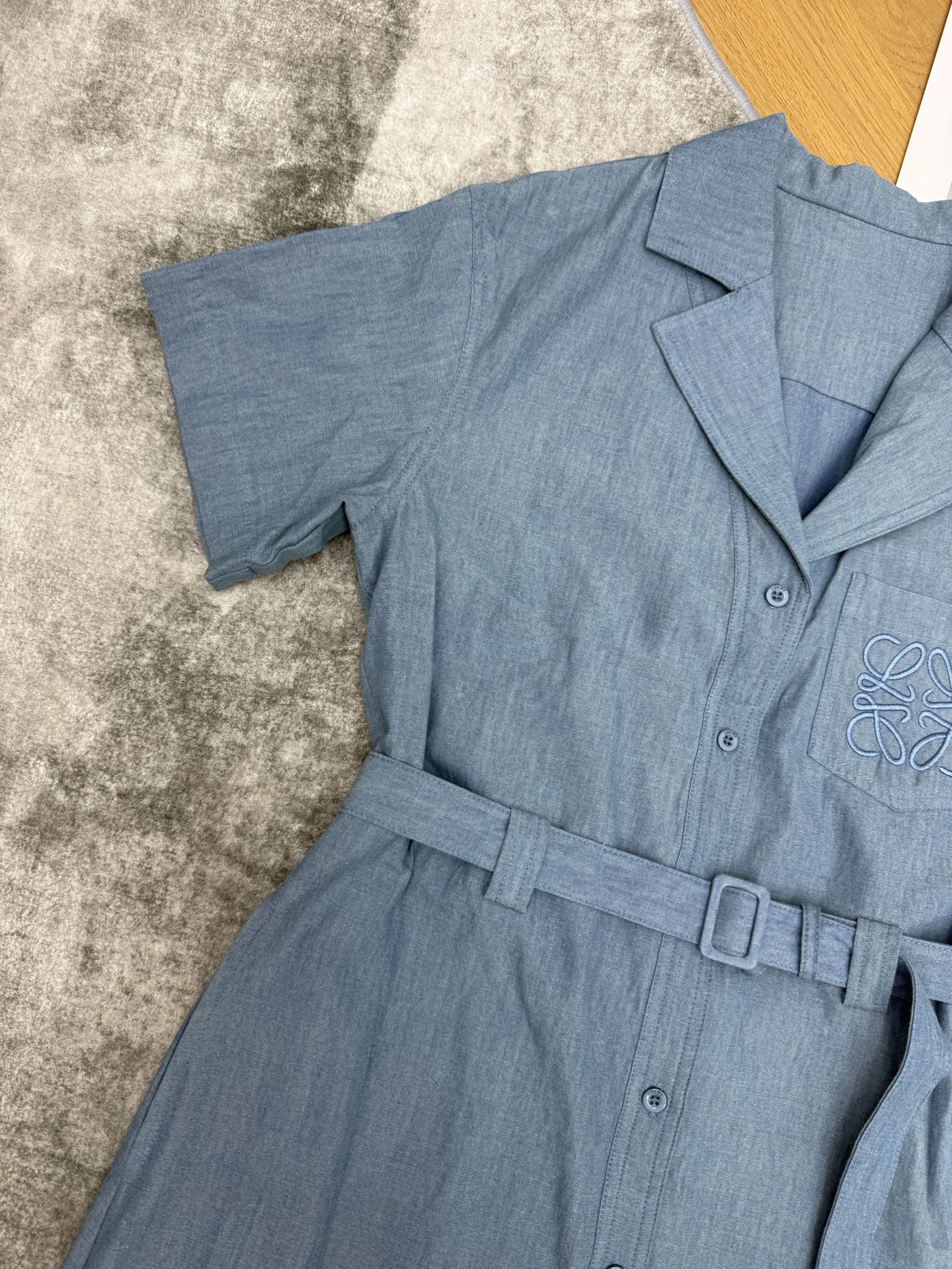 LW家 2026夏季新款 刺绣牛仔连衣裙 品牌标志性logo徽标刺绣藏于胸前口袋 低调中透着辨识度 通勤 LW家 2026夏季新款 刺绣牛仔连衣裙 品牌标志性logo徽标刺绣藏于胸前口袋 低调中透着辨识度 通勤