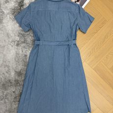 LW家 2026夏季新款 刺绣牛仔连衣裙 品牌标志性logo徽标刺绣藏于胸前口袋 低调中透着辨识度 通勤 LW家 2026夏季新款 刺绣牛仔连衣裙 品牌标志性logo徽标刺绣藏于胸前口袋 低调中透着辨识度 通勤