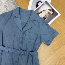 LW家 2026夏季新款 刺绣牛仔连衣裙 品牌标志性logo徽标刺绣藏于胸前口袋 低调中透着辨识度 通勤 LW家 2026夏季新款 刺绣牛仔连衣裙 品牌标志性logo徽标刺绣藏于胸前口袋 低调中透着辨识度 通勤