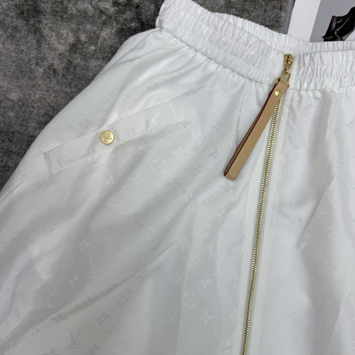 L家 26夏季新款 白色提花半裙 面料轻薄透气 通体满印暗纹不浮夸 松紧腰+前开金属长拉链 穿脱方便 两