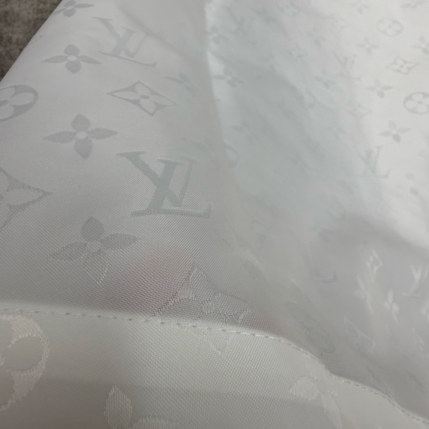 L家 26夏季新款 白色提花半裙 面料轻薄透气 通体满印暗纹不浮夸 松紧腰+前开金属长拉链 穿脱方便 两