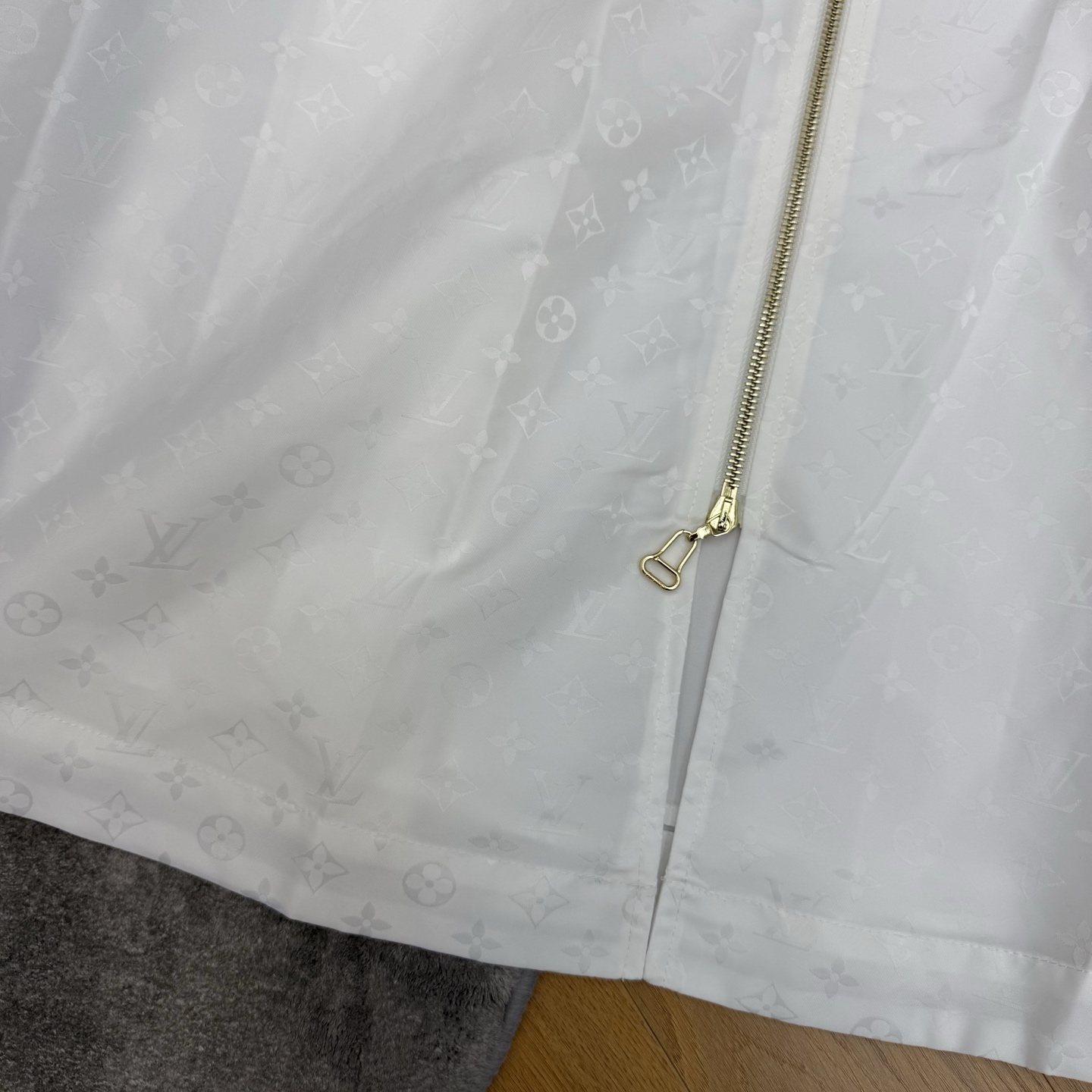 L家 26夏季新款 白色提花半裙 面料轻薄透气 通体满印暗纹不浮夸 松紧腰+前开金属长拉链 穿脱方便 两