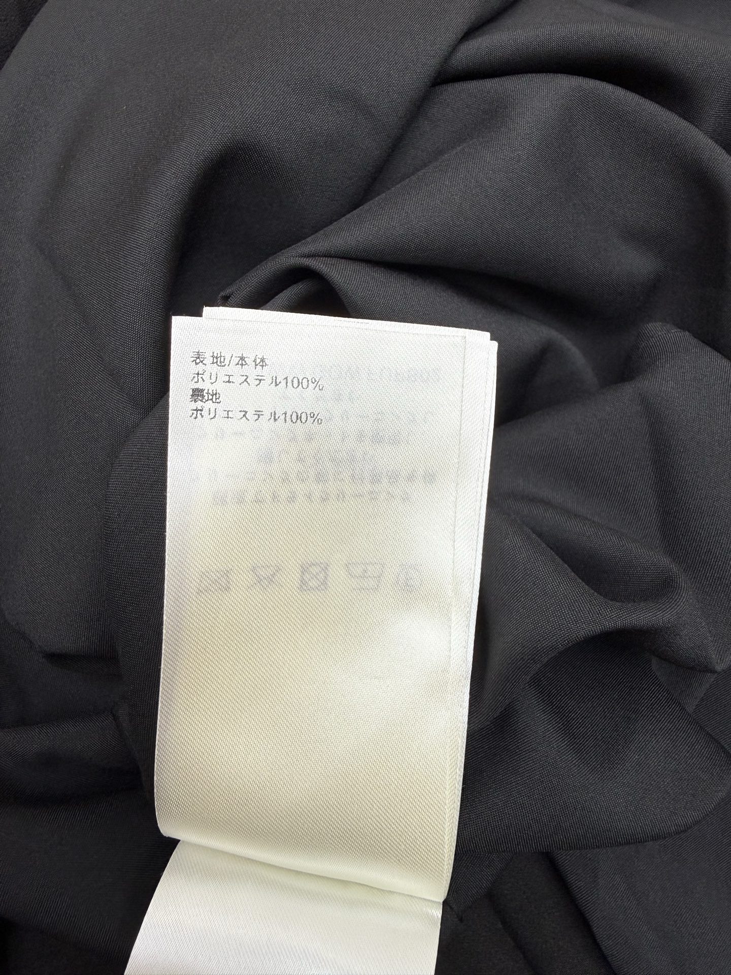 L家 26夏季新款 收腰吊带连衣裙  面料轻盈 垂感飘逸 腰腹的鱼骨状收褶 V领金属扣细节点缀 打破沉闷