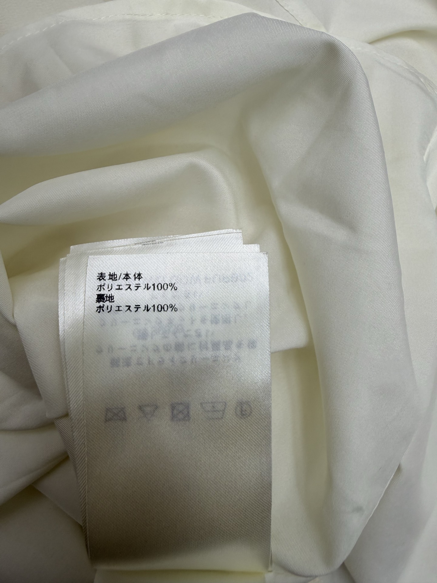 L家 26夏季新款 收腰吊带连衣裙  面料轻盈 垂感飘逸 腰腹的鱼骨状收褶 V领金属扣细节点缀 打破沉闷
