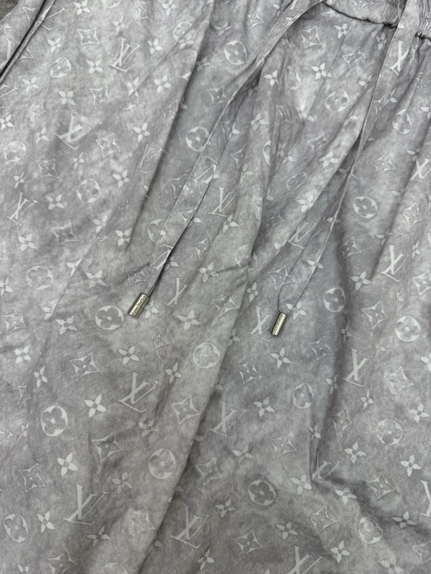 L家 26夏季新款 老花无袖套装 无袖衬衫+高腰阔腿裤 轻薄透气 夏天穿超舒服 老花暗纹低调不张扬 上衣