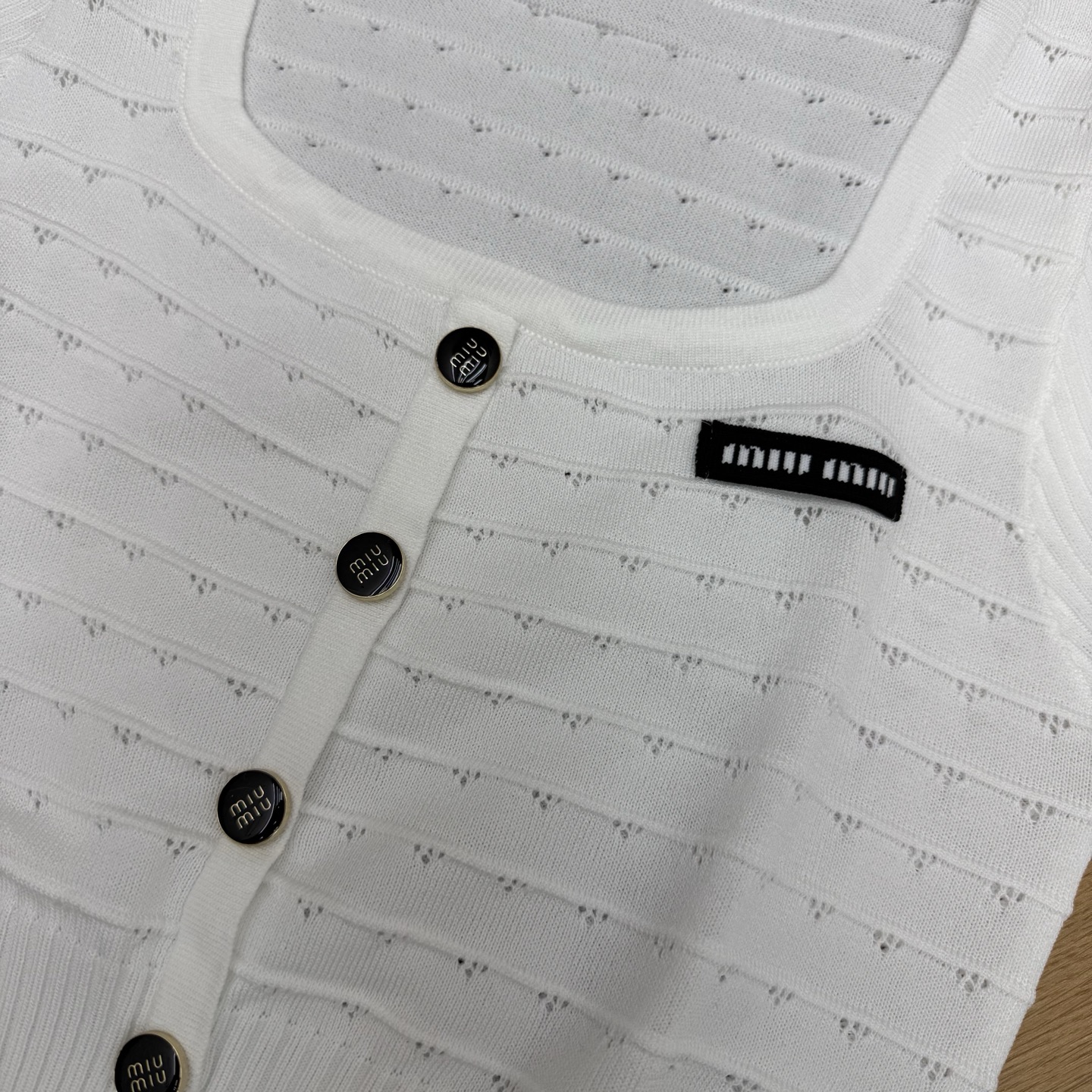Miu家 26夏季新款 方领针织短袖✨自带同品牌波点丝巾，甜妹氛围感直接拉满！坑条镂空针织面料，软糯亲肤