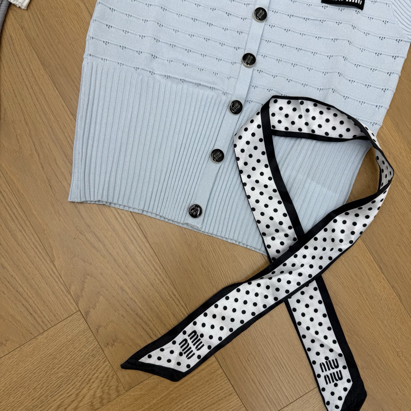 Miu家 26夏季新款 方领针织短袖✨自带同品牌波点丝巾，甜妹氛围感直接拉满！坑条镂空针织面料，软糯亲肤