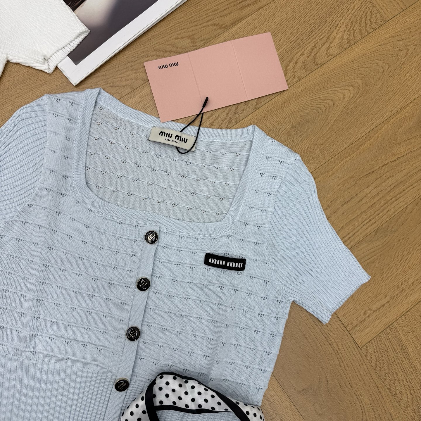 Miu家 26夏季新款 方领针织短袖✨自带同品牌波点丝巾，甜妹氛围感直接拉满！坑条镂空针织面料，软糯亲肤