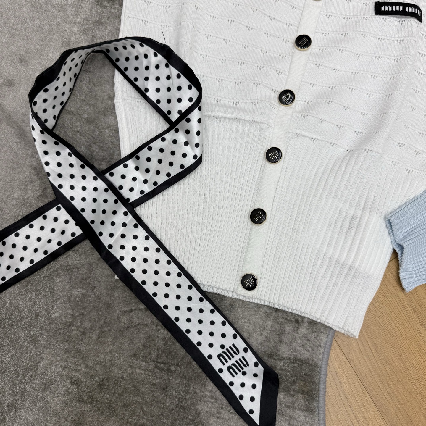 Miu家 26夏季新款 方领针织短袖✨自带同品牌波点丝巾，甜妹氛围感直接拉满！坑条镂空针织面料，软糯亲肤