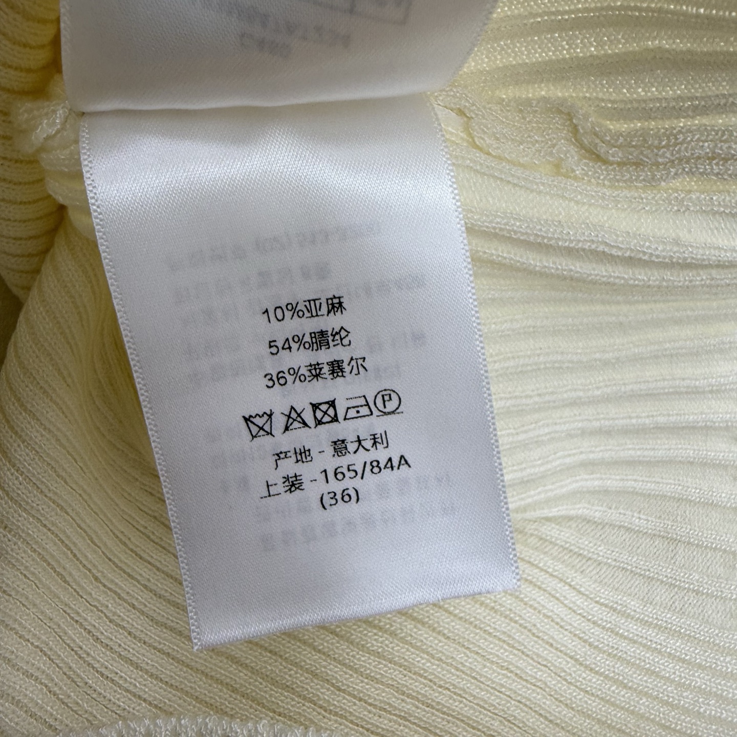 D家 26夏季新款 花边针织小背心🍷高弹竖坑条针织面料，修身显瘦，弹力贴合身形不紧绷，U型大领口搭配波浪