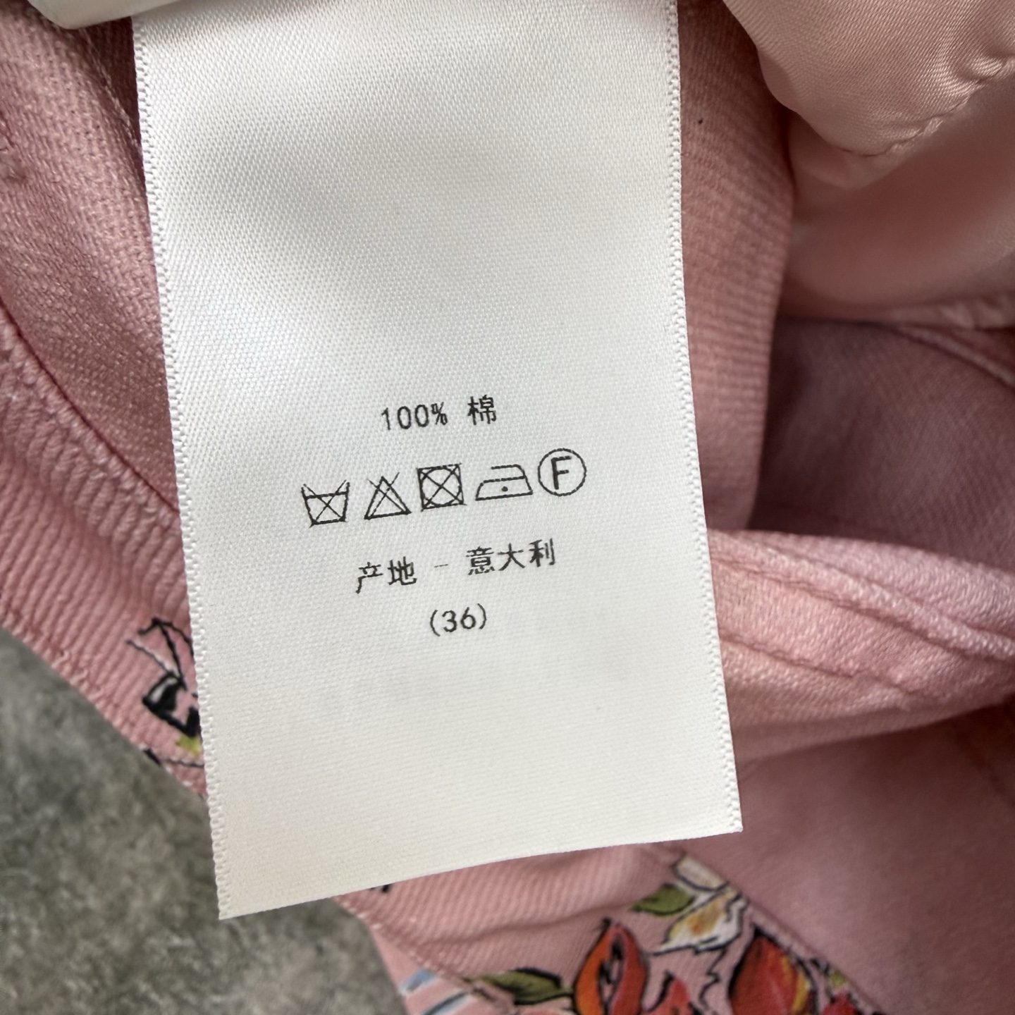 D家 26夏季新款 粉色印花牛仔短裙 采用牛仔棉面料 挺括不软塌 高腰设计修饰腰线 A字版型遮胯显瘦 金