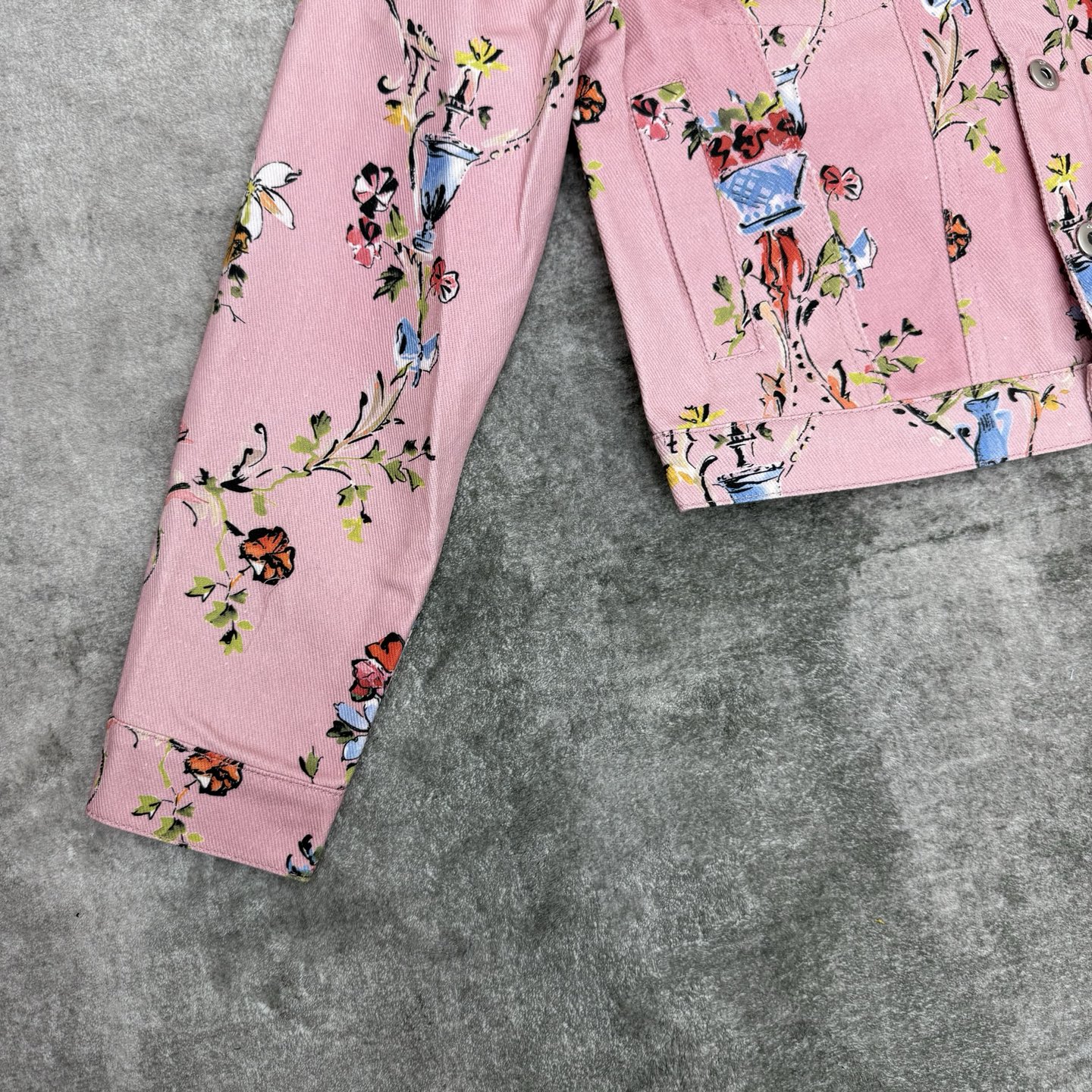 D家 26夏季新款 粉色印花牛仔外套 采用牛仔棉面料 挺括不软塌 短款翻领设计拉高腰线 双胸口袋 金属排