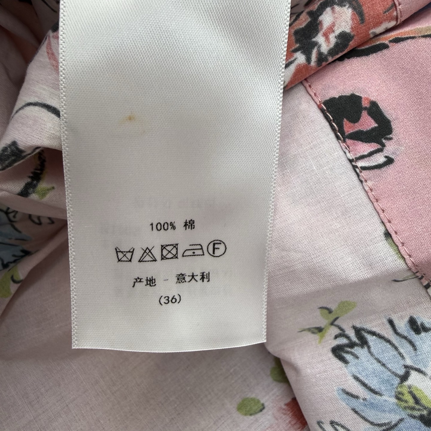 D家 26夏季新款 粉色印花连衣裙 采用棉质面料 夏天穿超透气 无袖立领剪裁 利落显肩颈线条 下摆褶皱荷