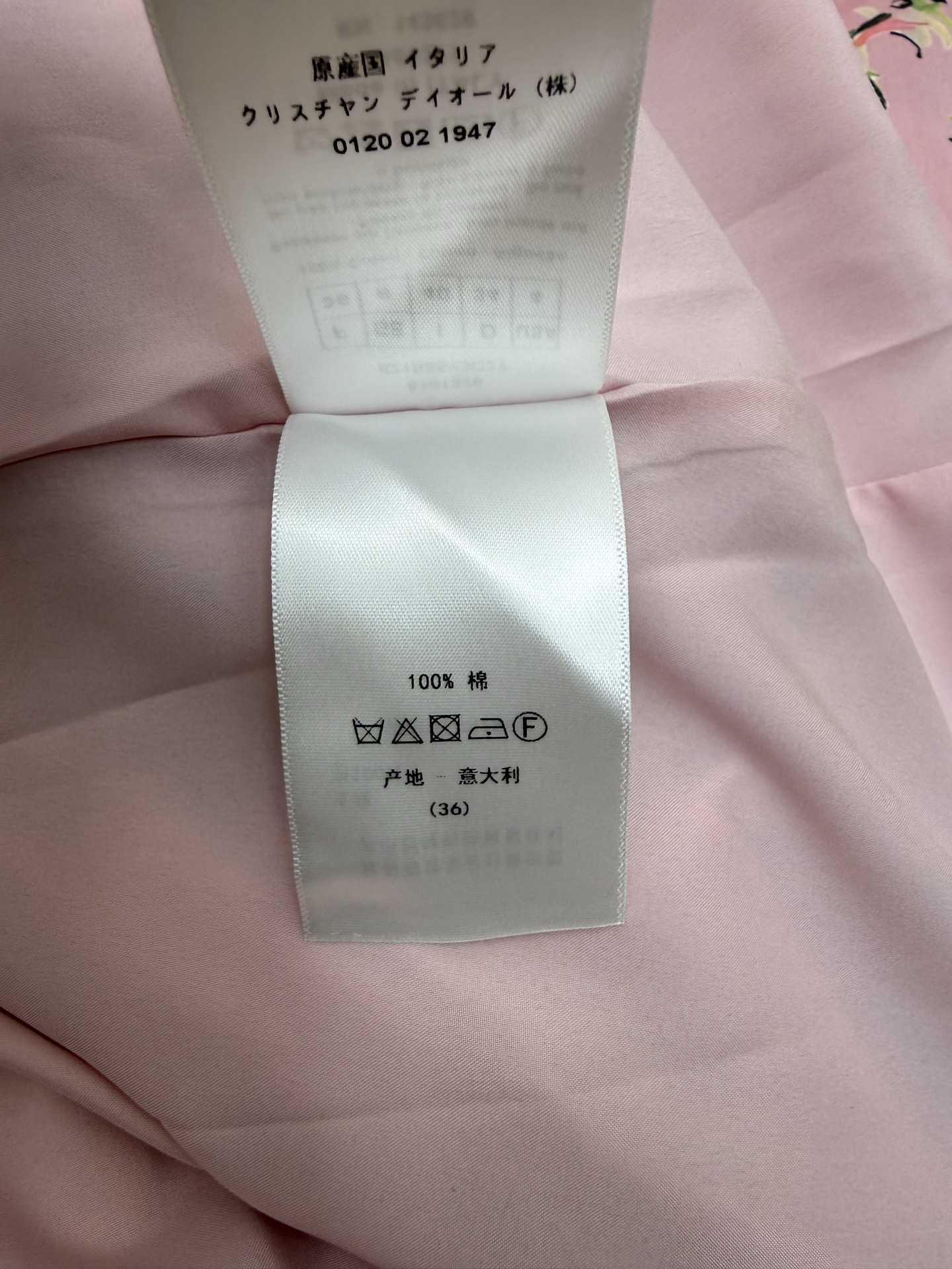 D家 26夏季新款 粉色印花吊带连衣裙 采用棉质面料 轻盈透气 方领+宽肩带设计 修饰肩线 腰带可自由调