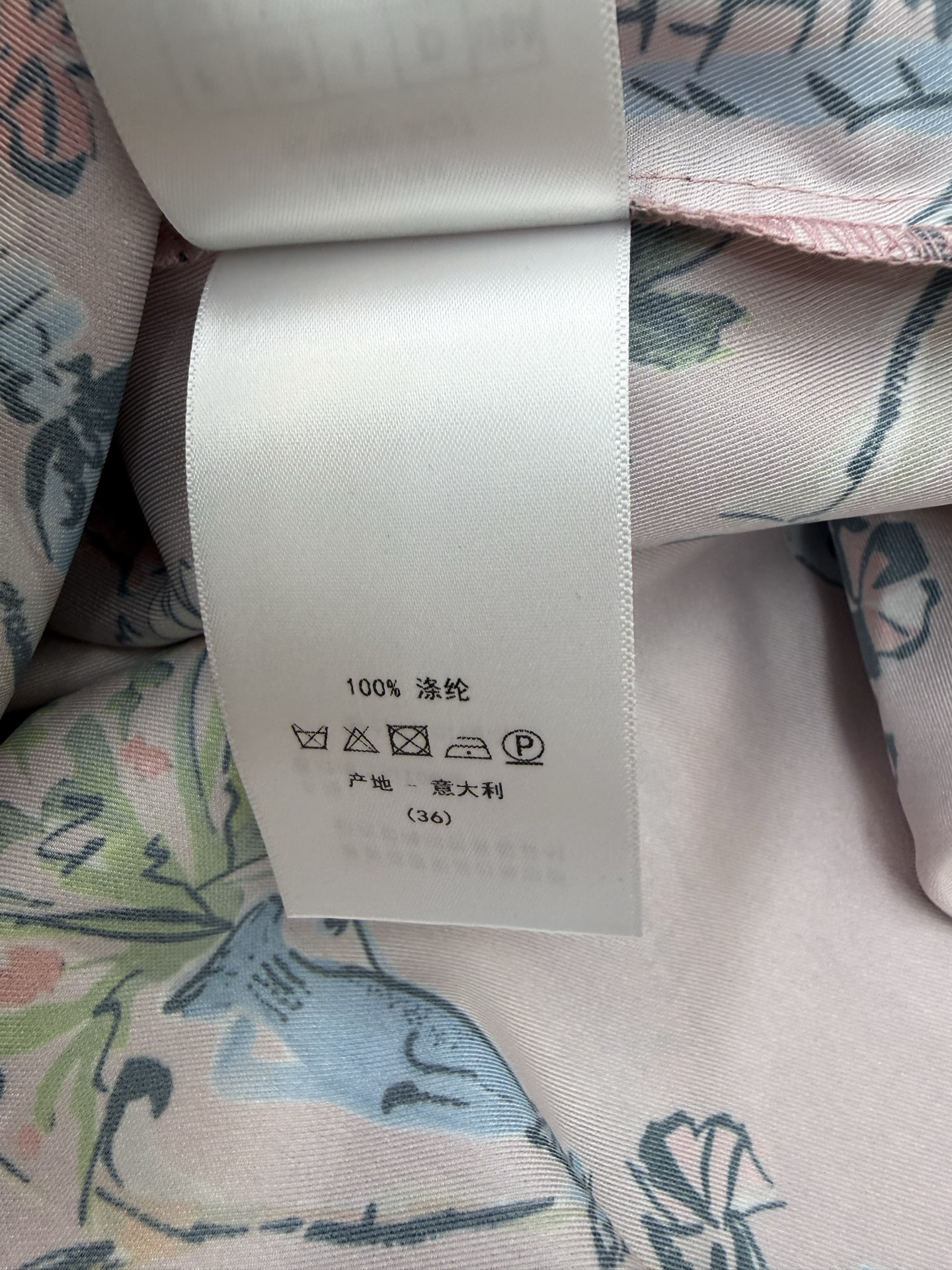D家 26夏季新款 粉色印花连衣长裙 面料轻薄透气 立领半开襟衬衫版型 短袖修饰手臂 腰带自由调节 下摆