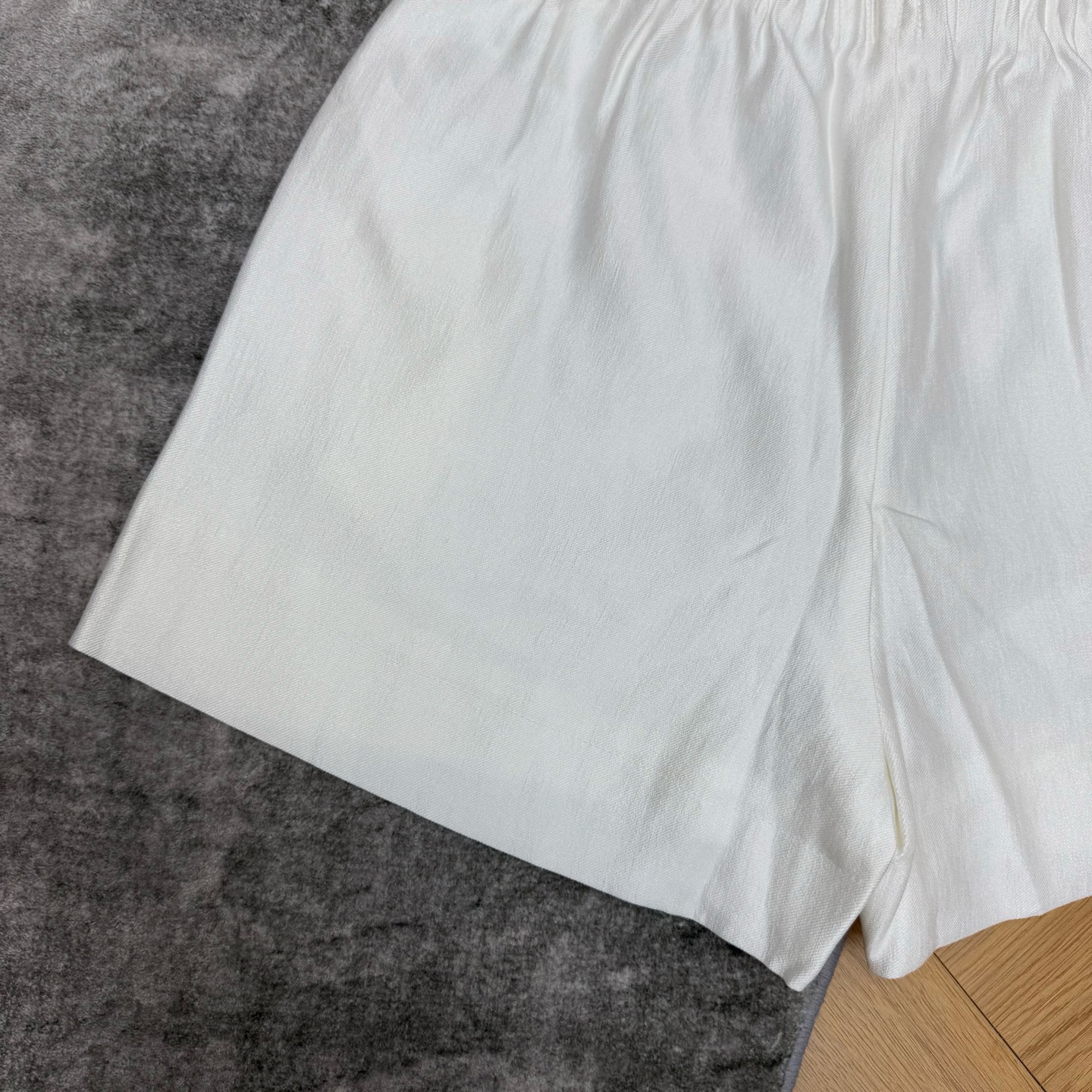 C家 26夏季新款 松紧腰短裤 自带柔光感的面料 垂坠感好 松紧抽绳腰头 无束缚不勒肉侧边小开衩剪裁 低