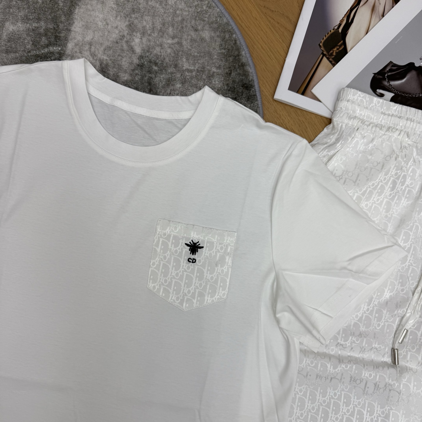 D家 26夏季新款 短袖提花套装 白色T恤+老花阔腿裤 白T柔软透气 撞色口袋刺绣标 简约低调 裤子自带