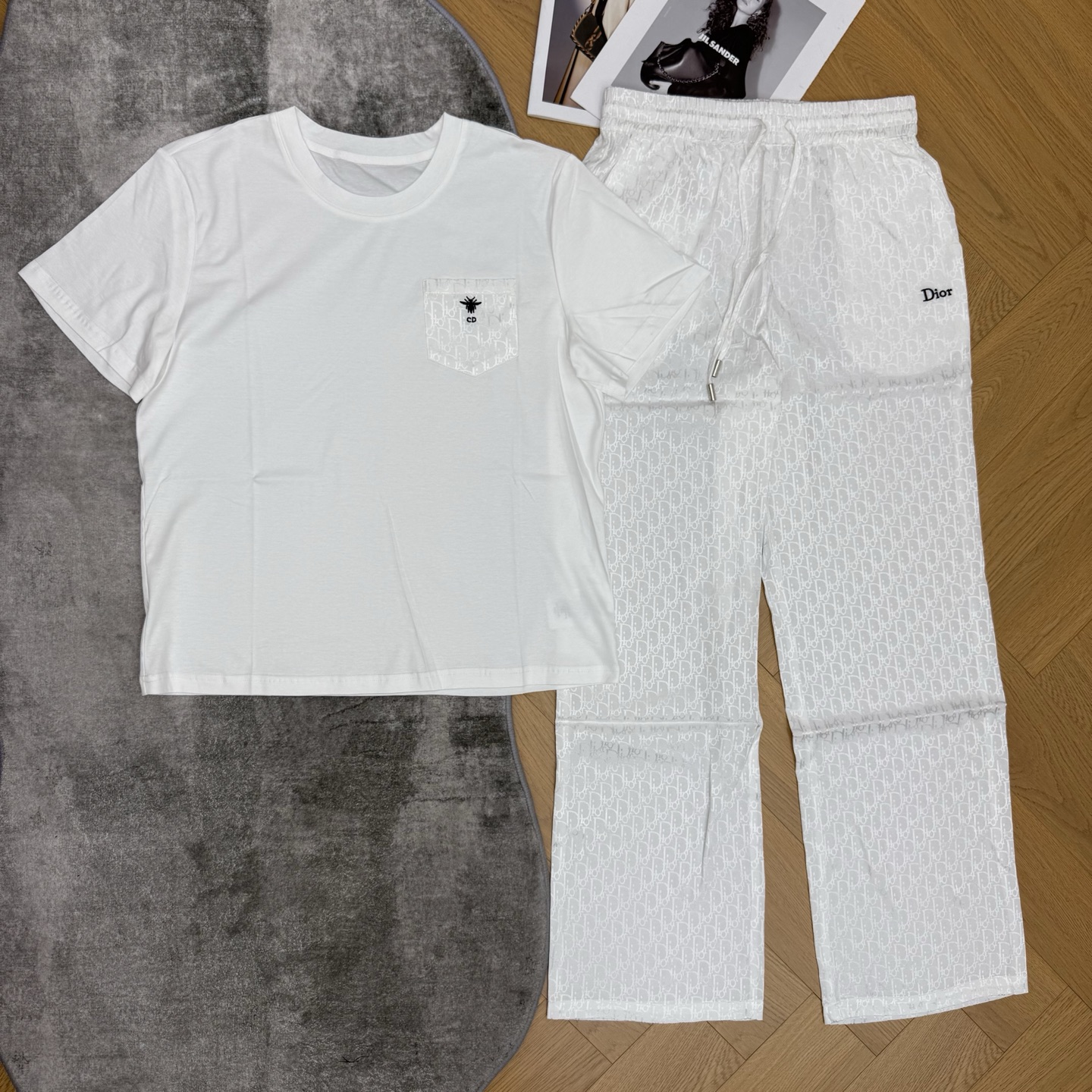 D家 26夏季新款 短袖提花套装 白色T恤+老花阔腿裤 白T柔软透气 撞色口袋刺绣标 简约低调 裤子自带