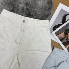小香家 2026夏季新款 菱格明线高腰翻边五分短裤 经典高腰版型精准抬高腰线 轻松打造大长腿视觉效果 通 小香家 2026夏季新款 菱格明线高腰翻边五分短裤 经典高腰版型精准抬高腰线 轻松打造大长腿视觉效果 通