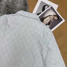 小香家 2026夏季新款 菱格明线翻领长袖上衣 经典小翻领柔和修饰颈部线条 半开拉链门襟搭配标志性金属纽 小香家 2026夏季新款 菱格明线翻领长袖上衣 经典小翻领柔和修饰颈部线条 半开拉链门襟搭配标志性金属纽