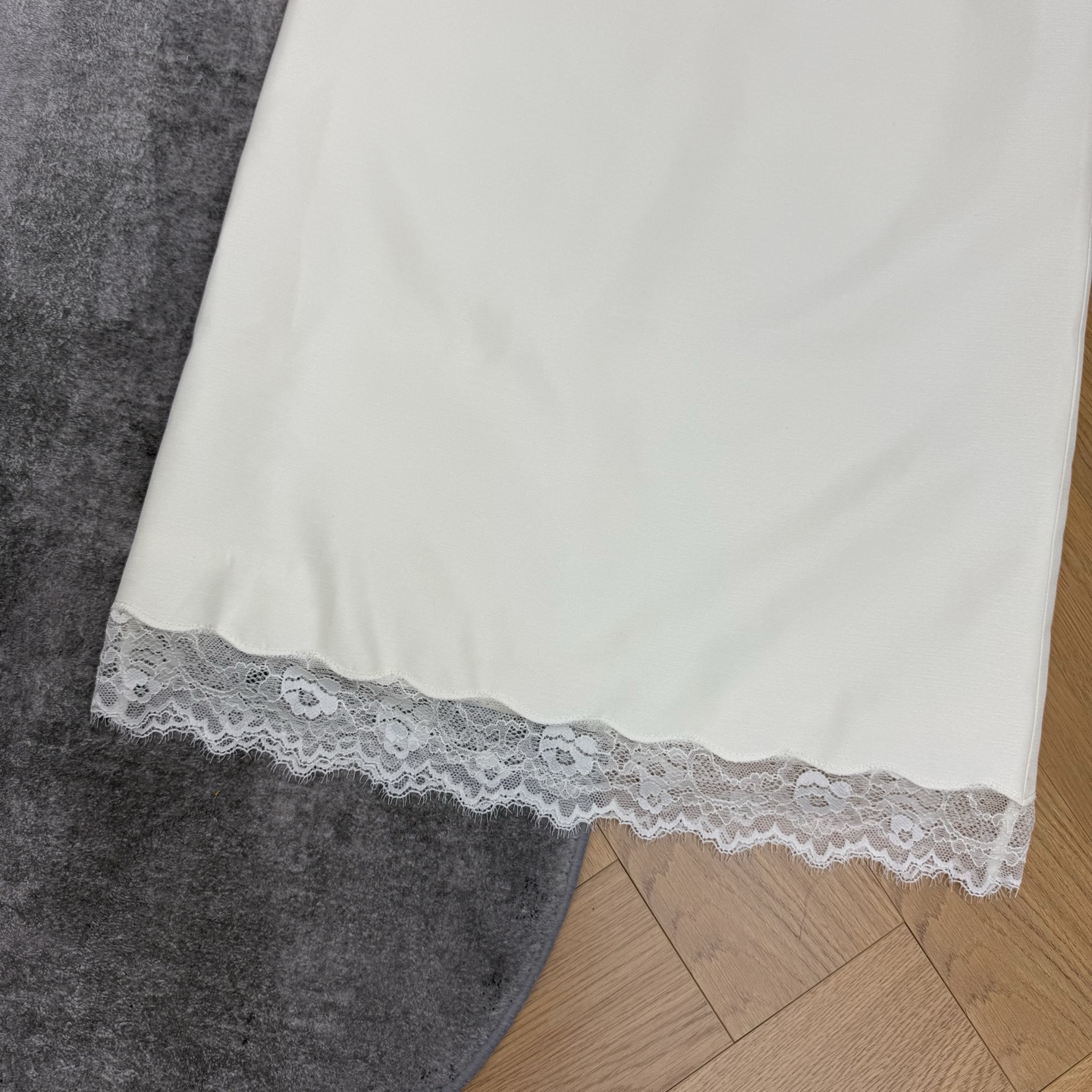 D家 26夏季新款 黑色直筒半裙 面料垂坠感和光泽感不沉闷 高腰直筒版型 修饰腰线 藏肉显瘦  下摆蕾丝