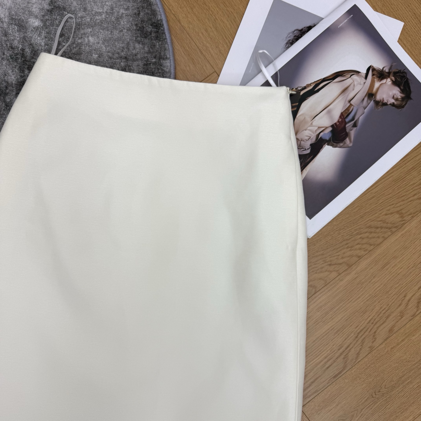 D家 26夏季新款 黑色直筒半裙 面料垂坠感和光泽感不沉闷 高腰直筒版型 修饰腰线 藏肉显瘦  下摆蕾丝