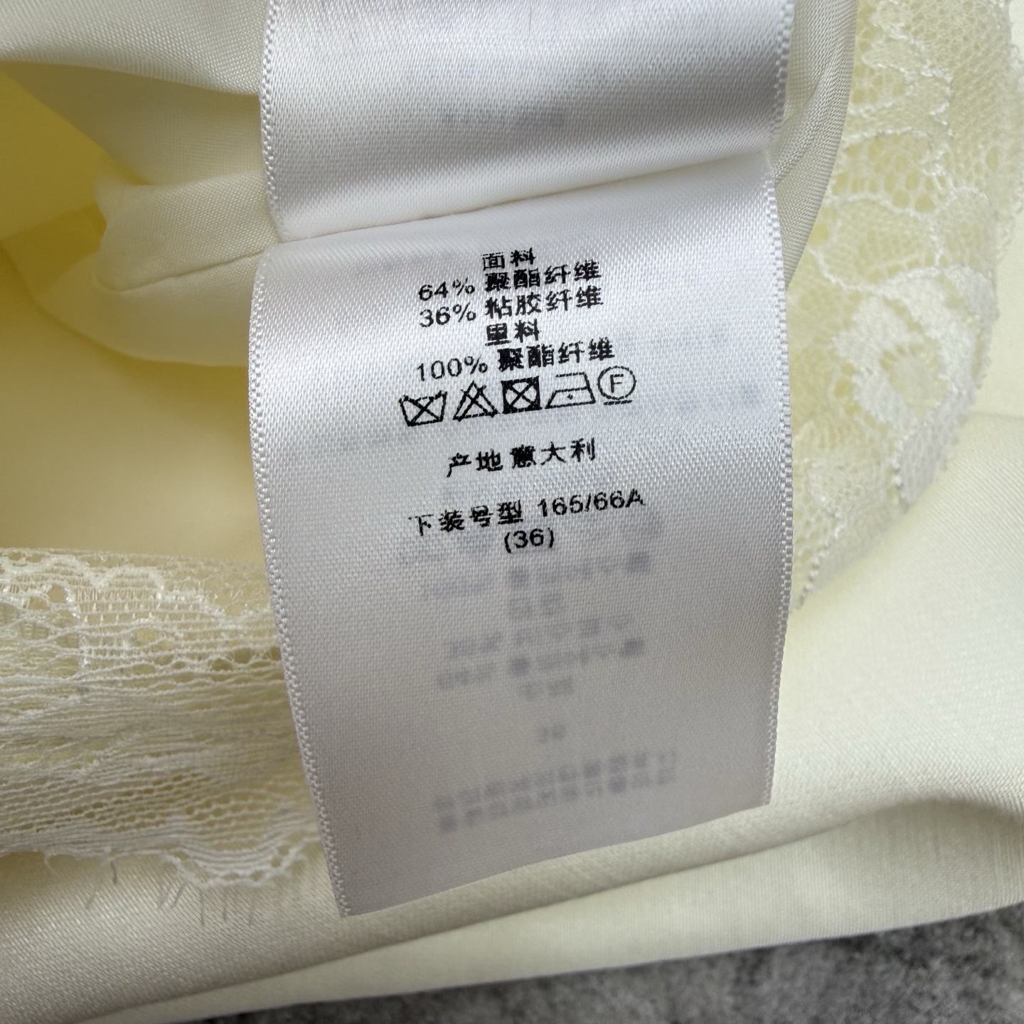 D家 26夏季新款 黑色直筒半裙 面料垂坠感和光泽感不沉闷 高腰直筒版型 修饰腰线 藏肉显瘦  下摆蕾丝