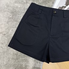 PD家 2026夏季新款 三角标高腰A字短裤 夏日万能百搭神裤 利落高腰版型精准收束腰腹 前幅小打褶巧妙 PD家 2026夏季新款 三角标高腰A字短裤 夏日万能百搭神裤 利落高腰版型精准收束腰腹 前幅小打褶巧妙