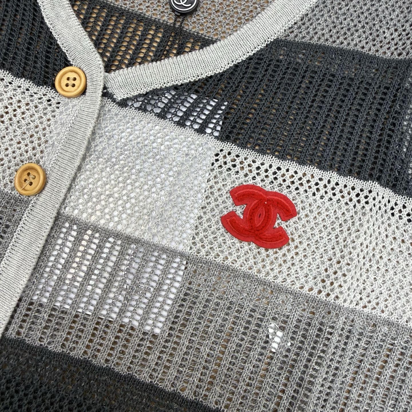 小香家 26夏季新款 条纹撞色镂空针织马甲，透气网眼镂空针织面料，轻薄通透，春夏叠穿无负担，撞色宽条纹拼