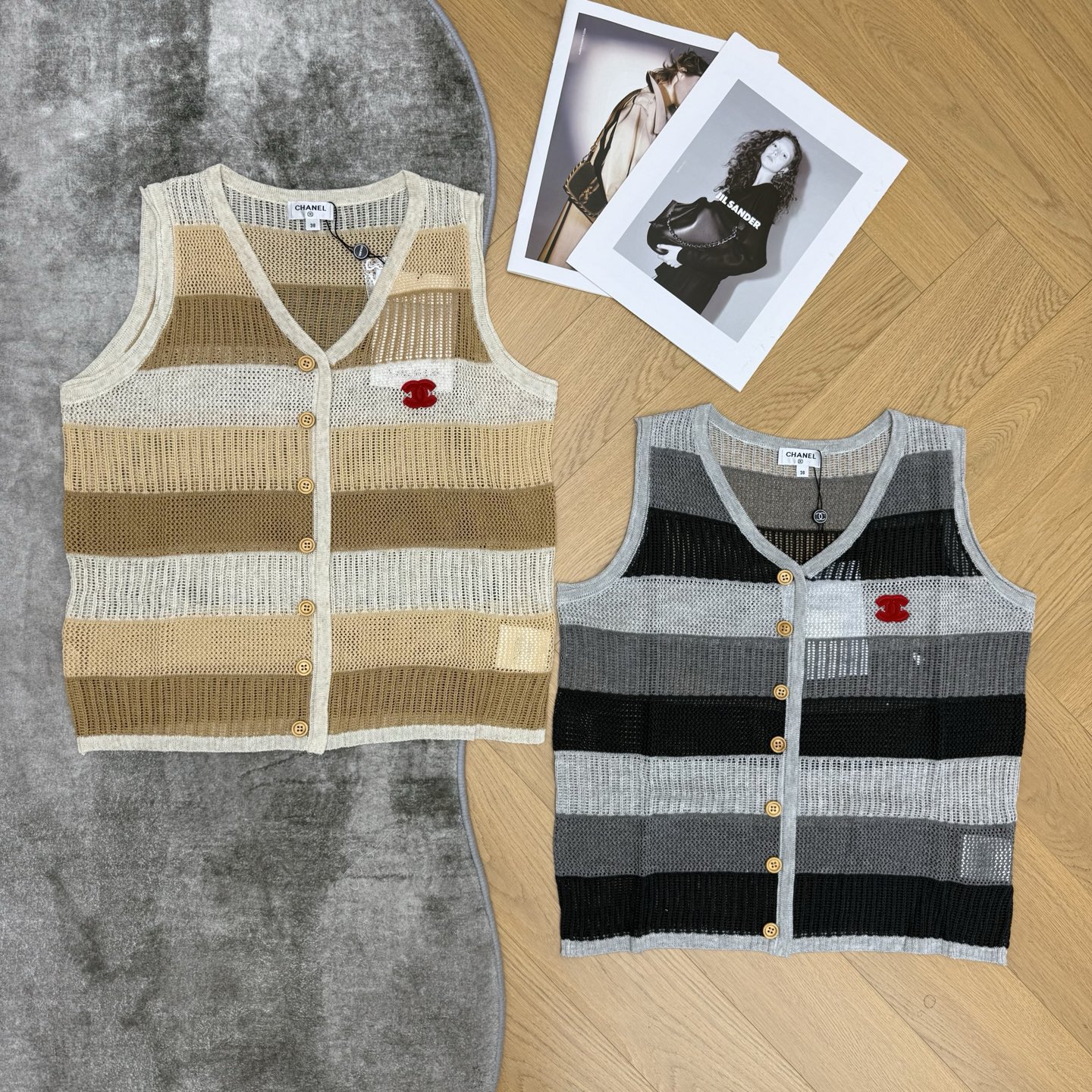 小香家 26夏季新款 条纹撞色镂空针织马甲，透气网眼镂空针织面料，轻薄通透，春夏叠穿无负担，撞色宽条纹拼