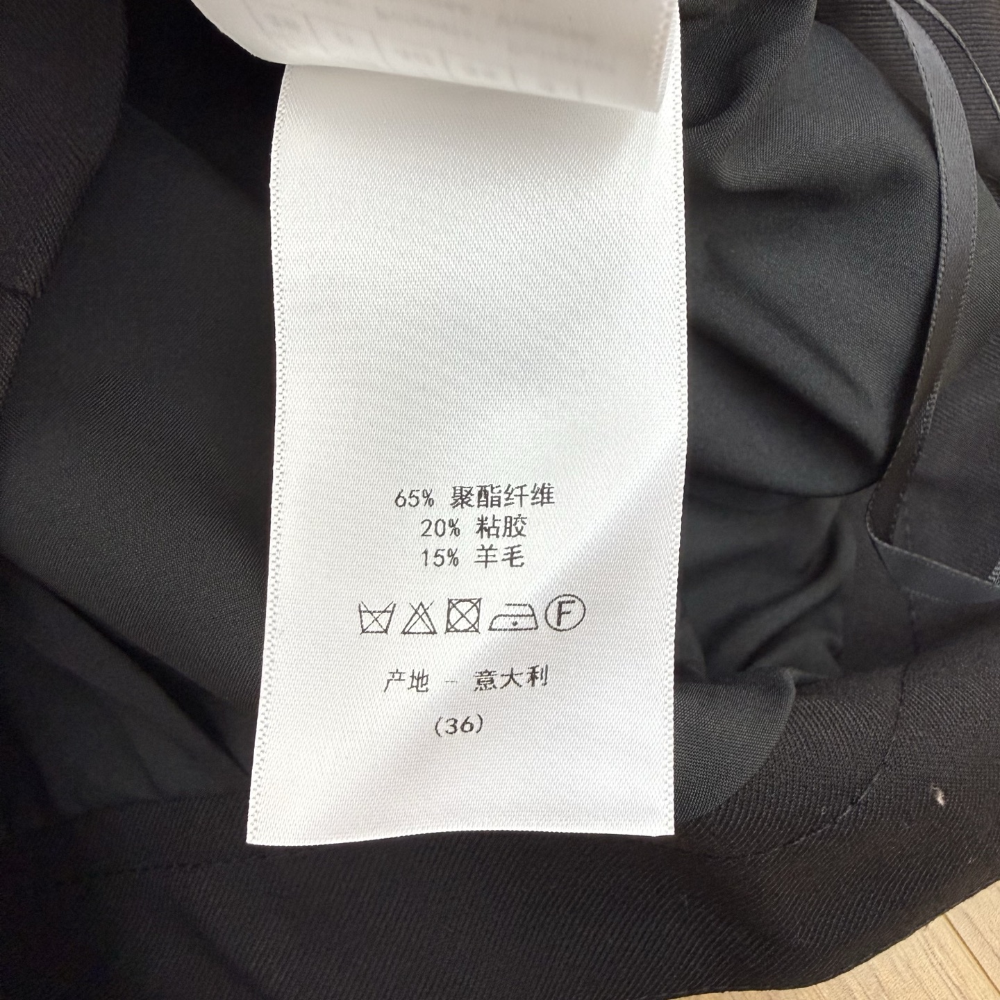 D家 26夏季新款 黑色高腰裤裙 高腰设计+金色圆环扣 简约又超有辨识度 面料挺括有型 高腰修饰胯部线条