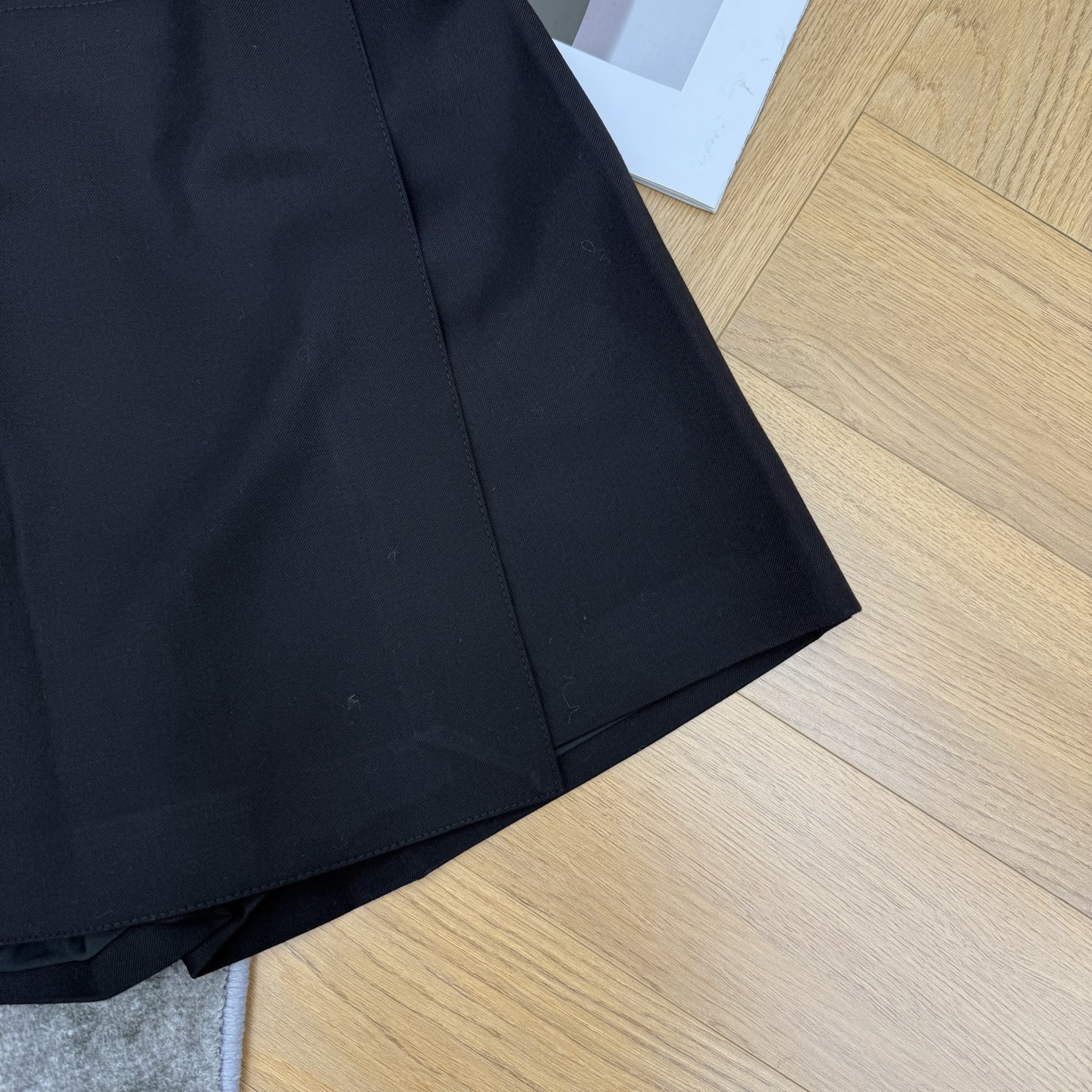 D家 26夏季新款 黑色高腰裤裙 高腰设计+金色圆环扣 简约又超有辨识度 面料挺括有型 高腰修饰胯部线条