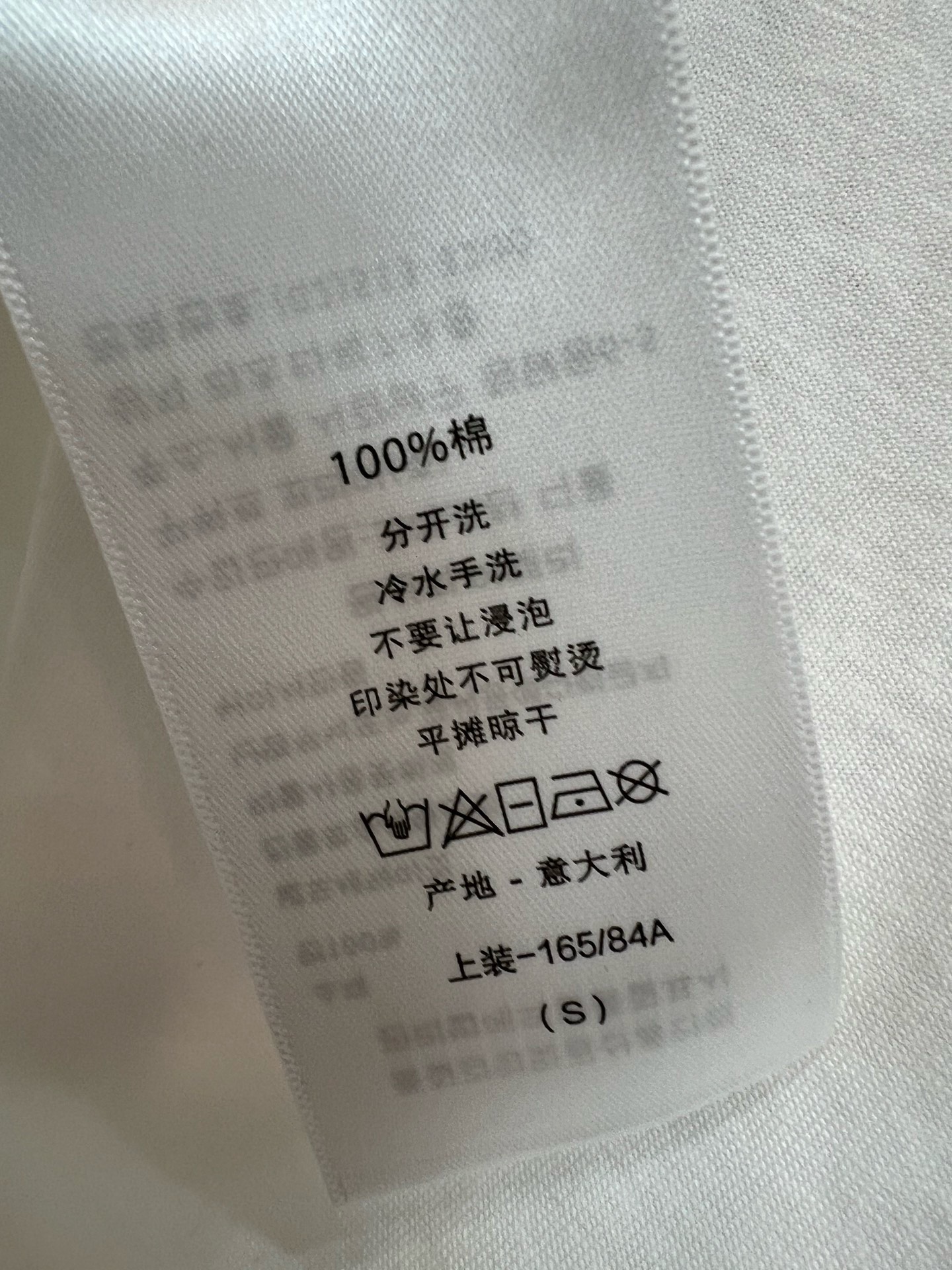 D家 26夏季新款 刺绣白色T恤​ 采用柔软透气棉质面料 夏天穿超舒服 正面彩色刺绣+logo标志 艺术