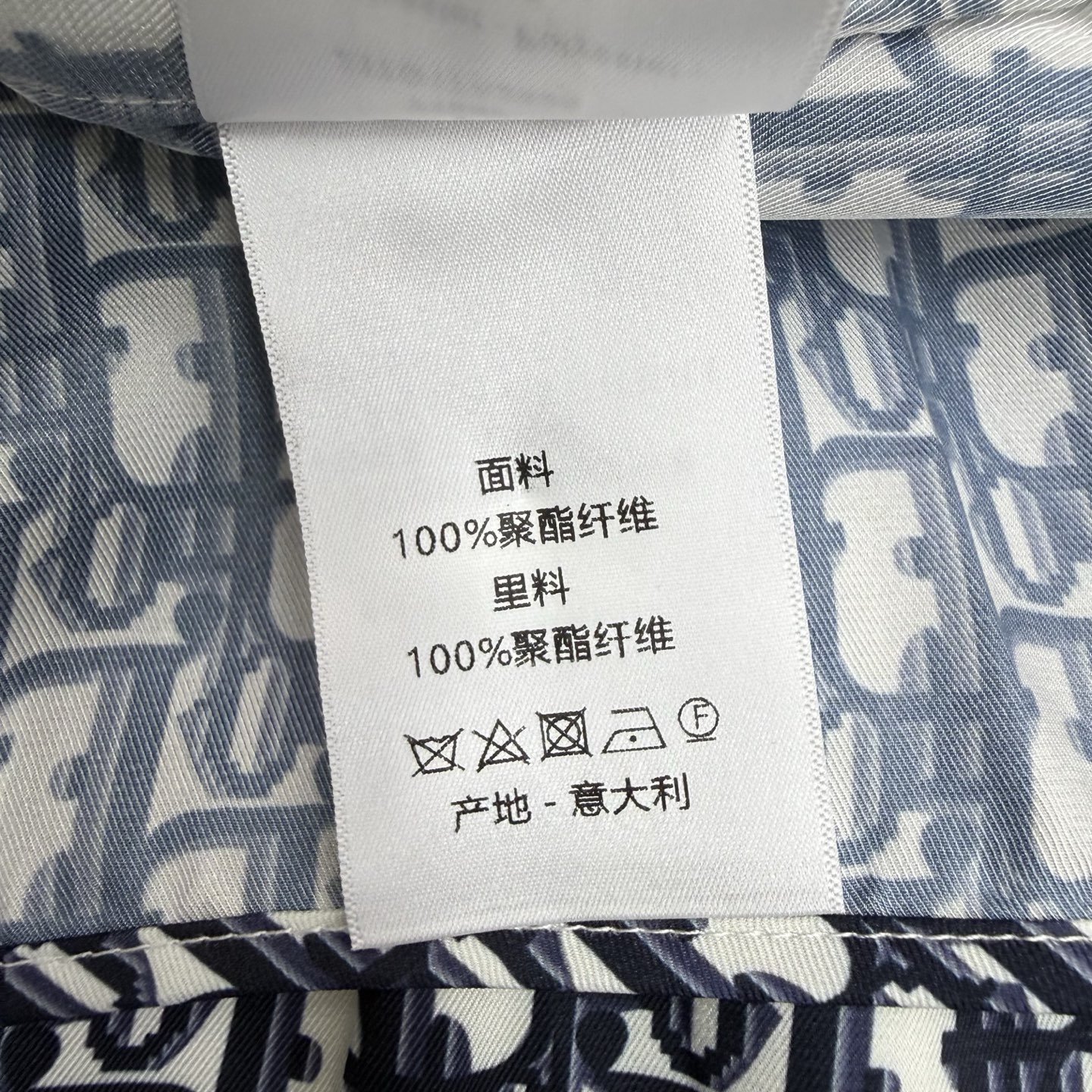 D家 2026夏季新款 满印老花长袖衬衫短裤套装 经典藏青满印字母套装自带复古轻奢格调 轻松打造松弛高级 D家 2026夏季新款 满印老花长袖衬衫短裤套装 经典藏青满印字母套装自带复古轻奢格调 轻松打造松弛高级