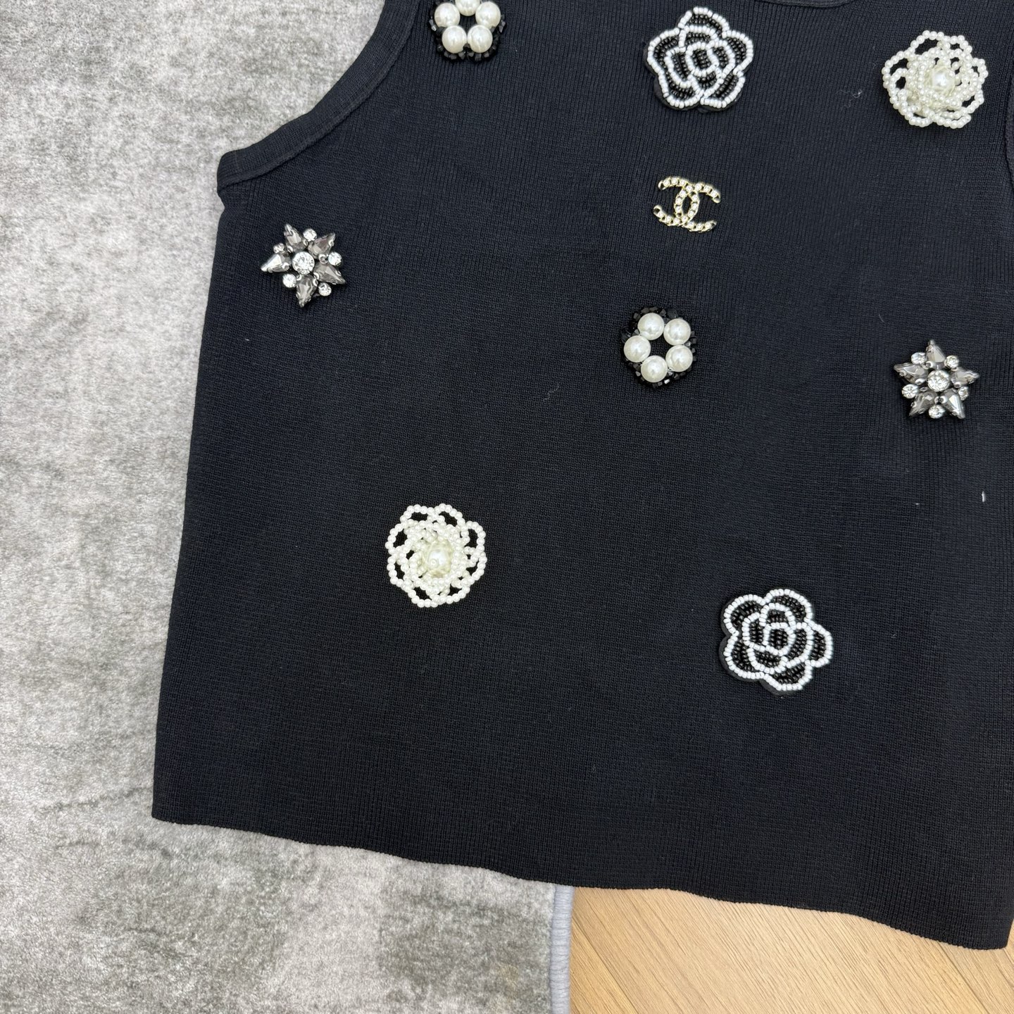 小香家 26夏季新款 手工钉珠针织背心，甄选细腻亲肤针织面料，软糯贴身透气不闷，整件重工立体山茶花、珍珠