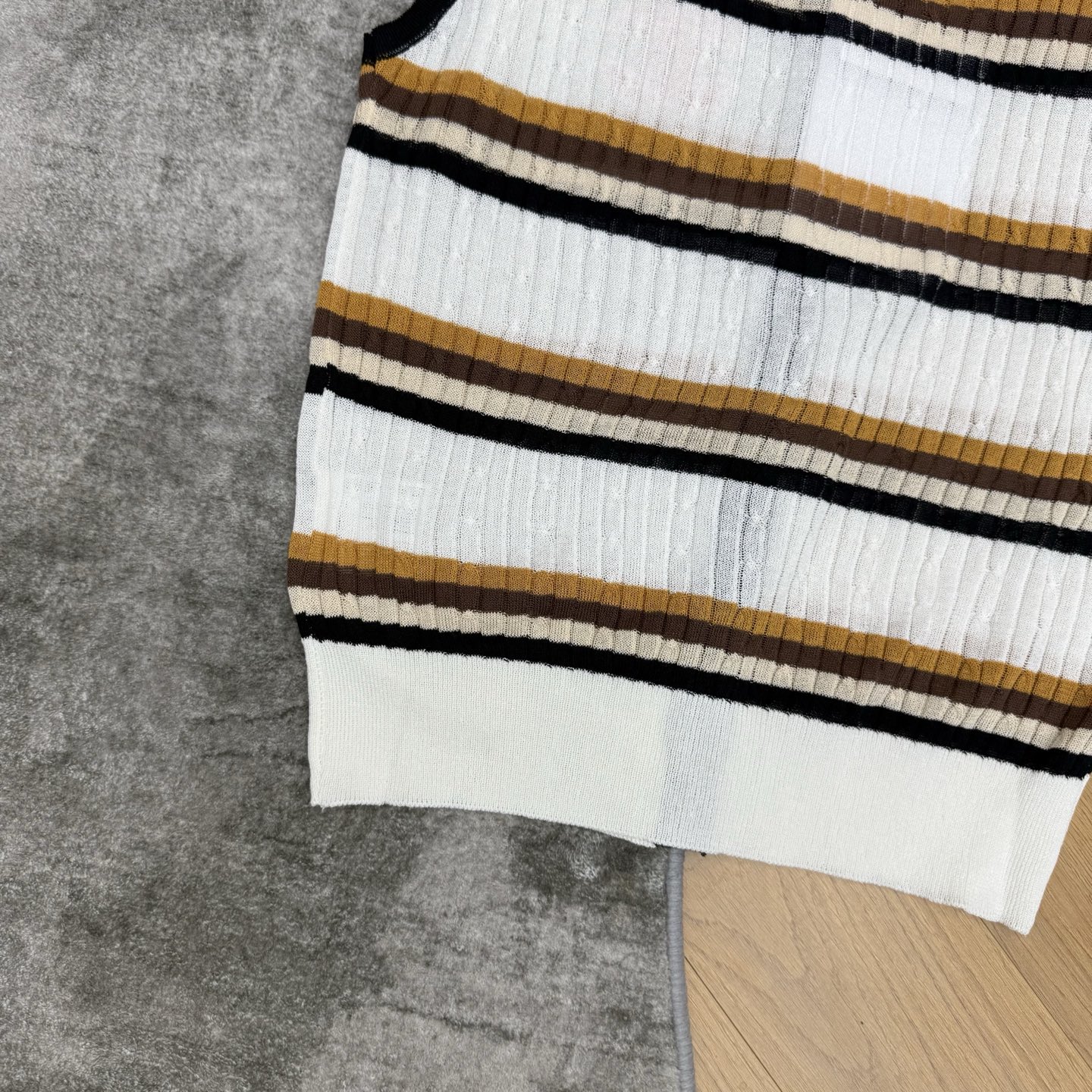 小香家 26夏季新款 条纹翻领针织马甲开衫，肌理竖坑条针织面料，软糯亲肤自带肌理感，轻薄不压身，经典美式