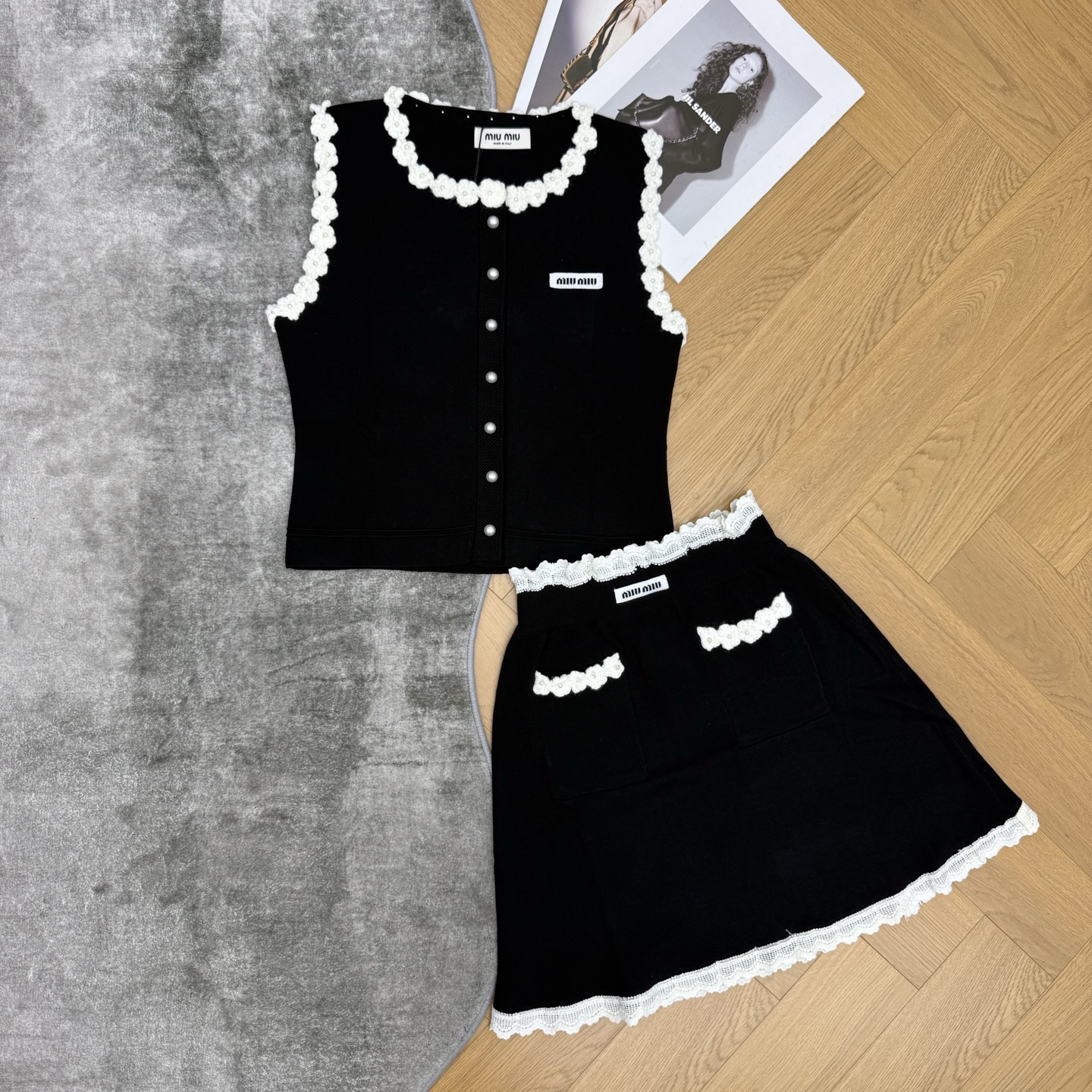 Miu 26夏季新款 花朵蕾丝花边针织套装，软糯亲肤细腻针织面料，挺括不易变形，上身温柔不贴身，上衣无袖