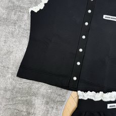 Miu 26夏季新款 花朵蕾丝花边针织套装,软糯亲肤细腻针织面料,挺括不易变形,上身温柔不贴身,上衣无袖 Miu 26夏季新款 花朵蕾丝花边针织套装,软糯亲肤细腻针织面料,挺括不易变形,上身温柔不贴身,上衣无袖