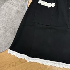 Miu 26夏季新款 花朵蕾丝花边针织套装,软糯亲肤细腻针织面料,挺括不易变形,上身温柔不贴身,上衣无袖 Miu 26夏季新款 花朵蕾丝花边针织套装,软糯亲肤细腻针织面料,挺括不易变形,上身温柔不贴身,上衣无袖