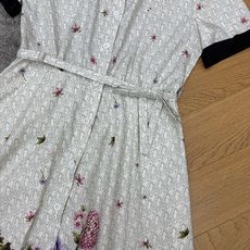 D家 26夏季新款 老花底花卉印花衬衫连衣裙,甄选顺滑抗皱棉质面料,垂坠透气,上身轻盈不贴身,自带柔和哑 D家 26夏季新款 老花底花卉印花衬衫连衣裙,甄选顺滑抗皱棉质面料,垂坠透气,上身轻盈不贴身,自带柔和哑