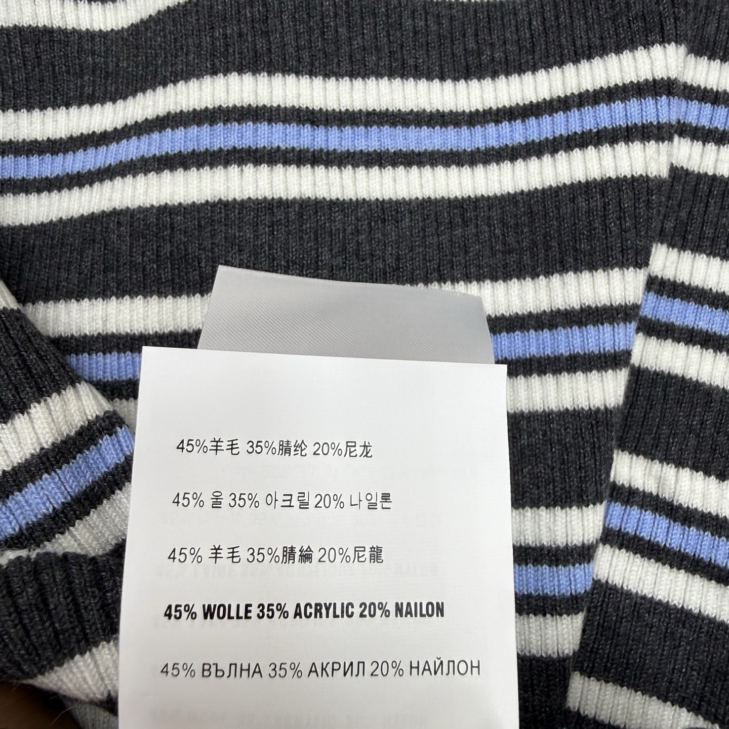 miu家 26夏季新款 条纹Polo针织短袖，经典的Polo翻领设计自带学院少女感，黑底搭配蓝白细条纹复