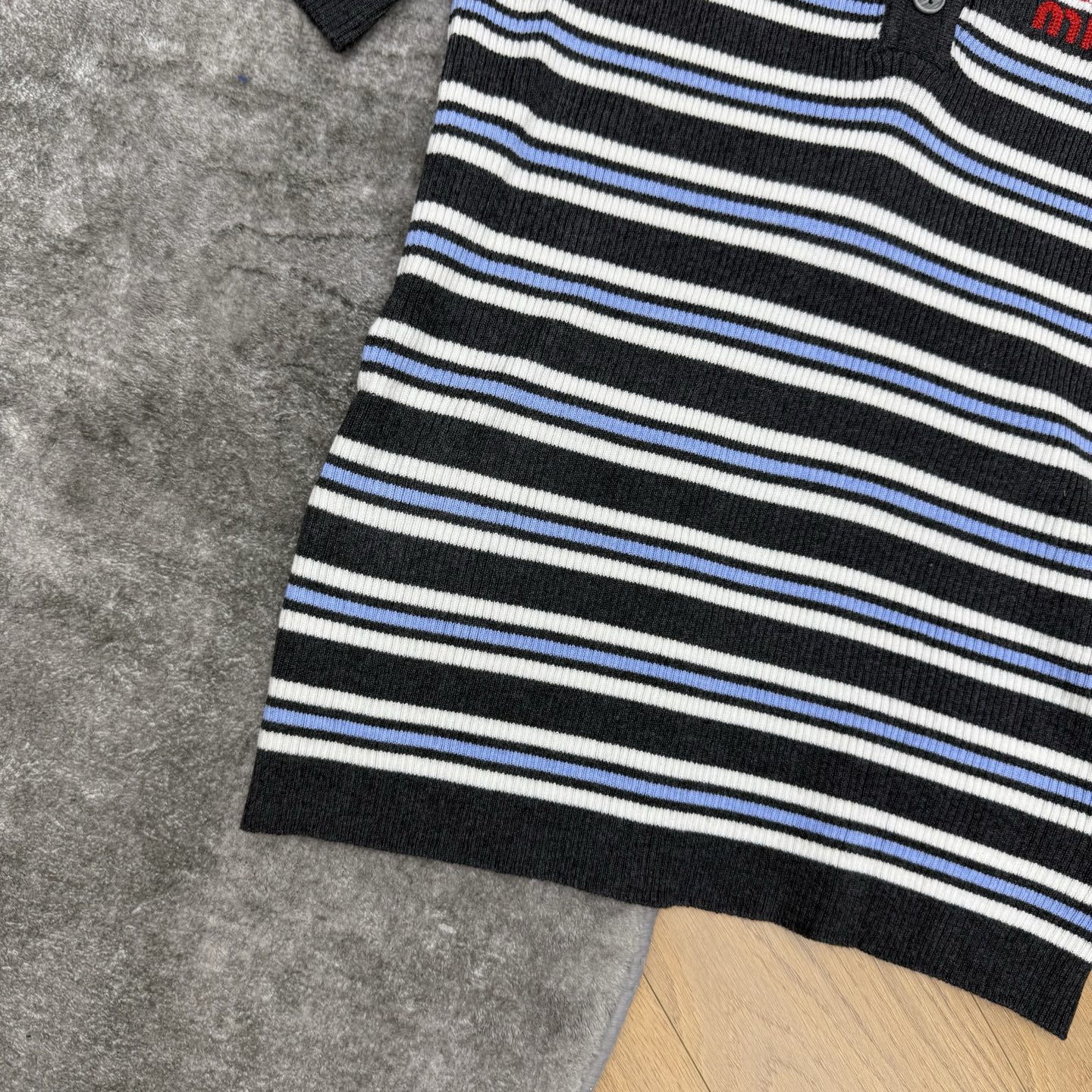 miu家 26夏季新款 条纹Polo针织短袖，经典的Polo翻领设计自带学院少女感，黑底搭配蓝白细条纹复