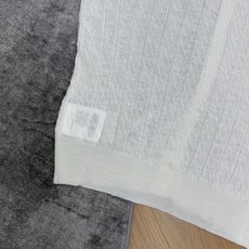 Miu家 26夏季新款 亮片短袖开衫,满幅细闪亮片交织肌理,自带柔光氛围感,温柔千金感拉满,轻薄透气针织 Miu家 26夏季新款 亮片短袖开衫,满幅细闪亮片交织肌理,自带柔光氛围感,温柔千金感拉满,轻薄透气针织