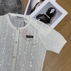 Miu家 26夏季新款 亮片短袖开衫,满幅细闪亮片交织肌理,自带柔光氛围感,温柔千金感拉满,轻薄透气针织 Miu家 26夏季新款 亮片短袖开衫,满幅细闪亮片交织肌理,自带柔光氛围感,温柔千金感拉满,轻薄透气针织