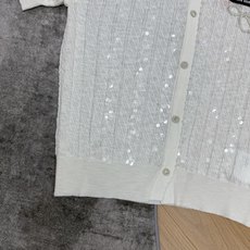 Miu家 26夏季新款 亮片短袖开衫,满幅细闪亮片交织肌理,自带柔光氛围感,温柔千金感拉满,轻薄透气针织 Miu家 26夏季新款 亮片短袖开衫,满幅细闪亮片交织肌理,自带柔光氛围感,温柔千金感拉满,轻薄透气针织