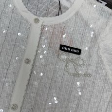 Miu家 26夏季新款 亮片短袖开衫,满幅细闪亮片交织肌理,自带柔光氛围感,温柔千金感拉满,轻薄透气针织 Miu家 26夏季新款 亮片短袖开衫,满幅细闪亮片交织肌理,自带柔光氛围感,温柔千金感拉满,轻薄透气针织