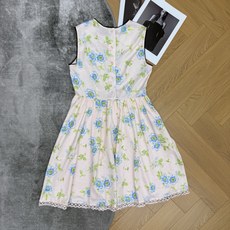 PD家 2026夏季新款 浅粉碎花背心裙 温柔浅粉底色搭配清新蓝绿花卉印花 色调柔和干净 自带春日氛围感 PD家 2026夏季新款 浅粉碎花背心裙 温柔浅粉底色搭配清新蓝绿花卉印花 色调柔和干净 自带春日氛围感