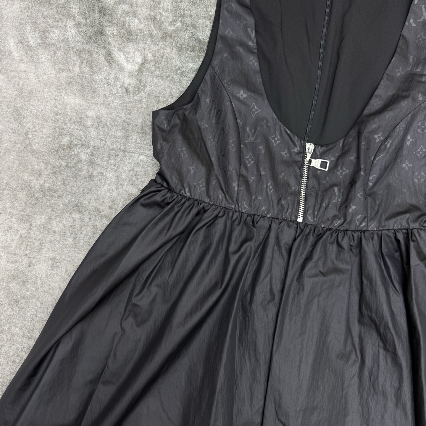 L家 26夏季新款 黑色U领背心裙 轻薄面料+微光泽感 简约又有细节感 大U领拉链设计修饰颈部线条 穿脱