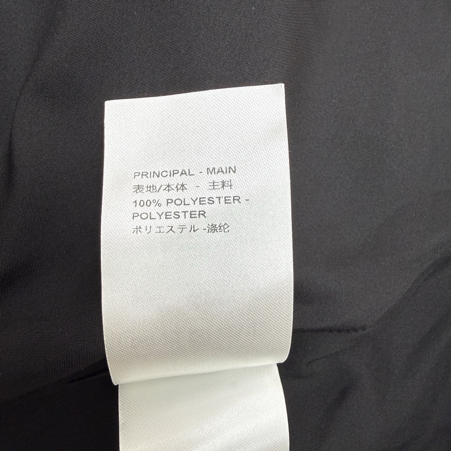L家 26夏季新款 黑色U领背心裙 轻薄面料+微光泽感 简约又有细节感 大U领拉链设计修饰颈部线条 穿脱